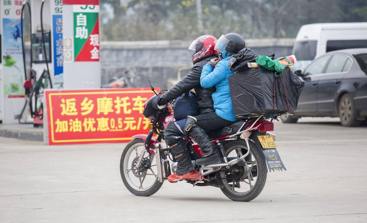 春运开启,几十万“摩托大军”又出发!为啥不坐火车高铁?