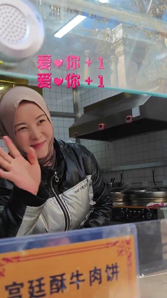 任贤齐哈尔滨买宫廷饼被热议,卖饼小妹实力抢镜,网友说买贵了