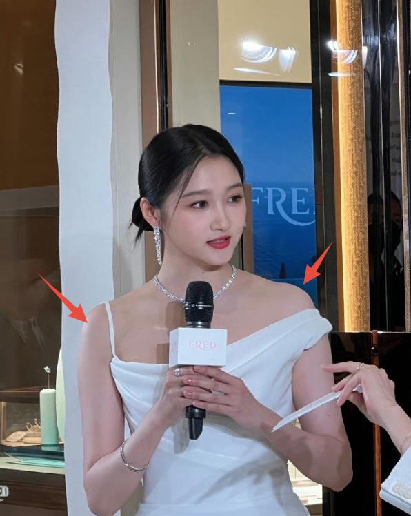 关晓彤|是怀孕了?关晓彤的活动生图曝光,身型臃肿变胖很多,小腹隆起很明显