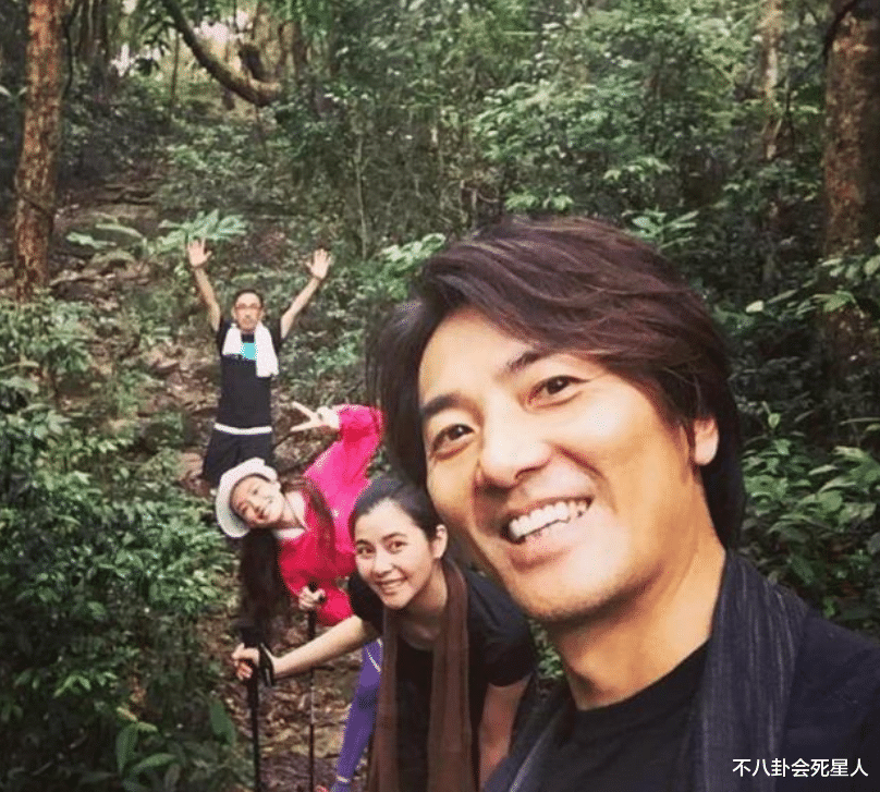 “退休”久居日本,状态越来越差,55岁的郑伊健背后资产可不简单