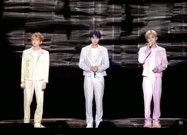TFBOYS演唱会槽点多，三人互动少显生疏，蛋糕倒了被指要解散