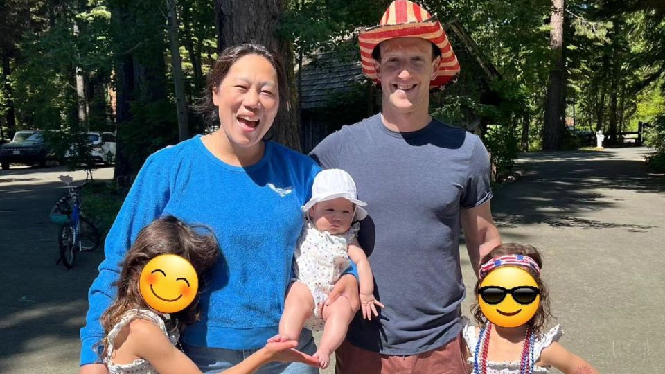 扎克伯格晒全家福，苗裔爱妻产后4个月终露面，发福明显坚持纯素颜