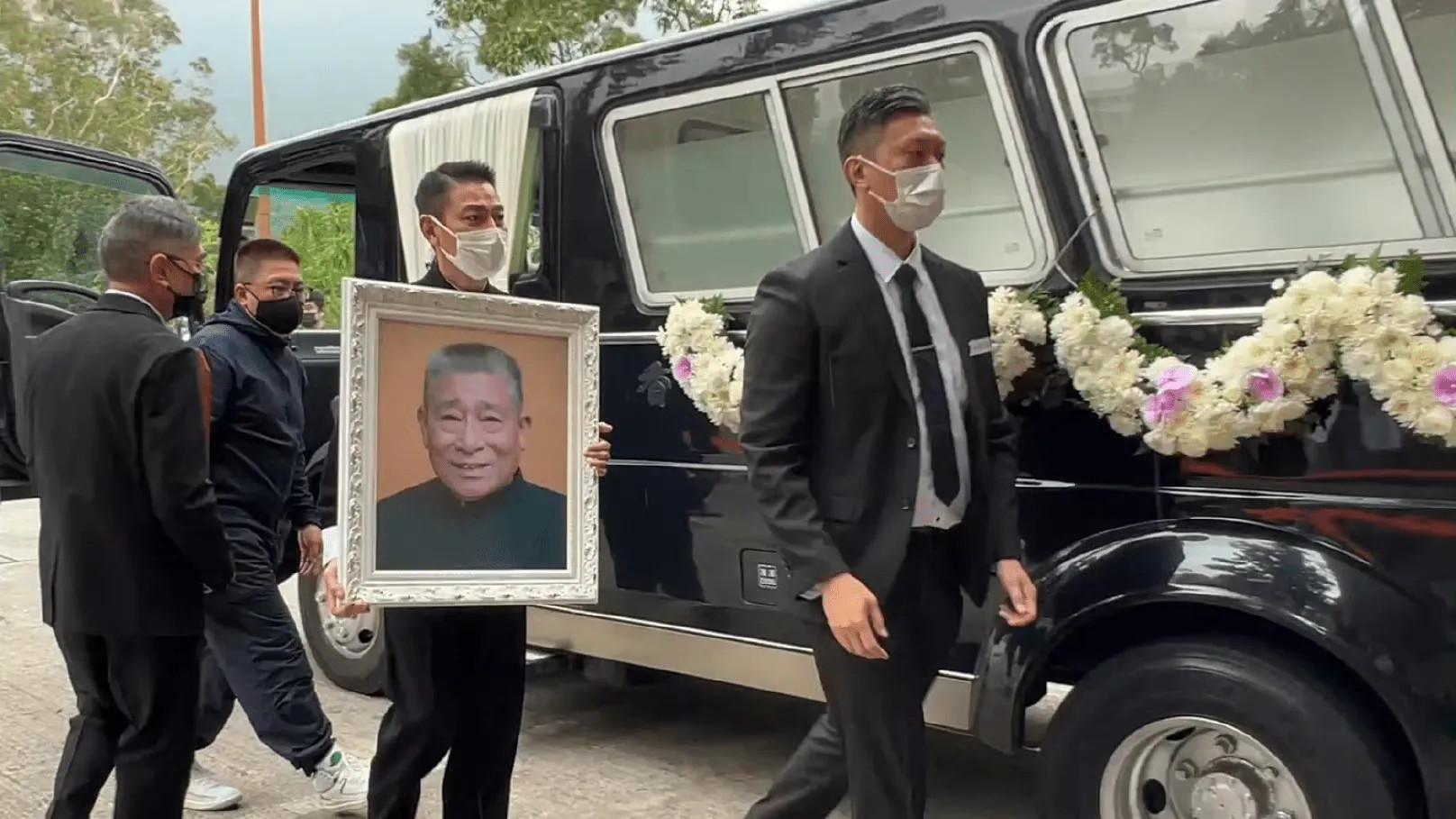 刘德华父亲葬礼3个落泪感人瞬间：成龙眼睛肿了，吴君如走路踉跄