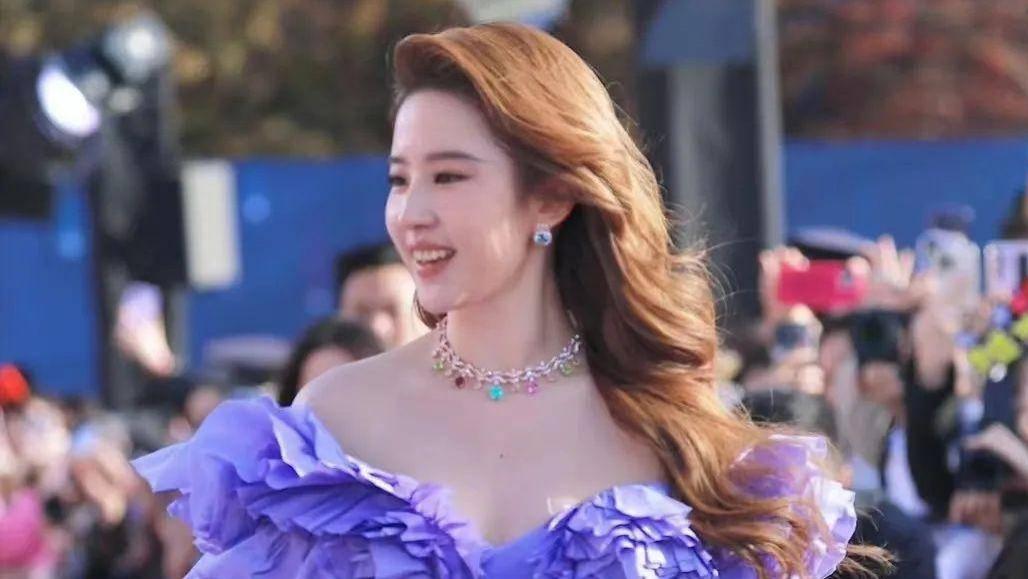 迪士尼红毯：刘亦菲丰腴又闪耀，周深似王子，张靓颖又瘦了一大圈