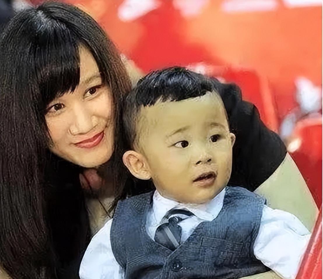 杜锋妻子近况:辞去公职创业成功,独自带3个娃,夫妻分居多年