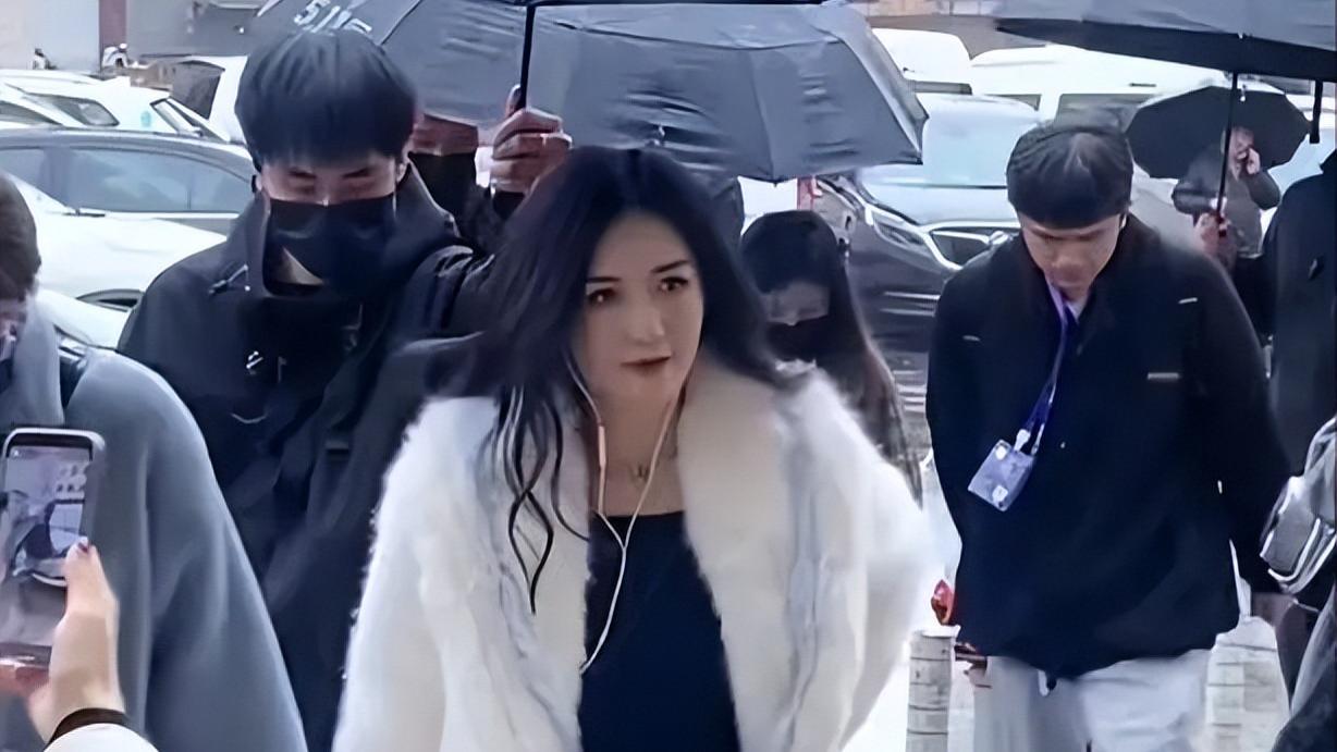 谢娜|谢娜暴瘦20斤回归综艺！波浪卷大红唇气场强，宁静被惊艳看呆