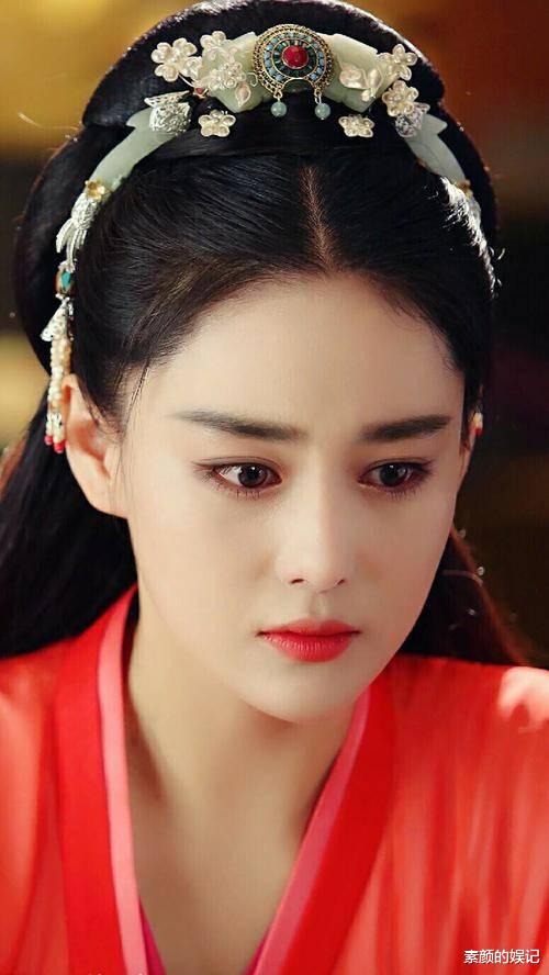 张馨予|张馨予素颜近照像18岁女大学生很清纯,豪宅内好多绿色植物