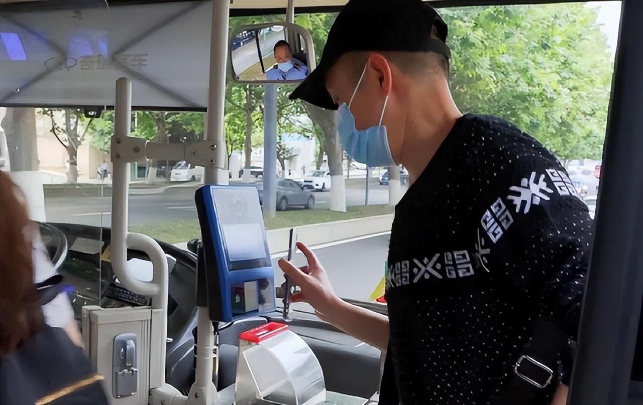 空调|来中国旅游的法国美女，上了公交就懵了？靠手机就能畅行无阻