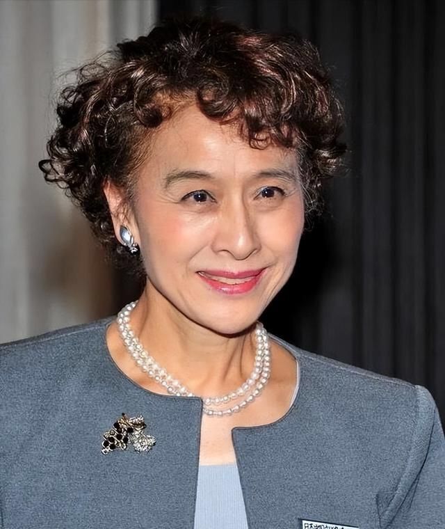 穿衣搭配 栗原小卷才是老年人穿搭模板：短发烫卷，多戴丝巾，有皱纹也优雅