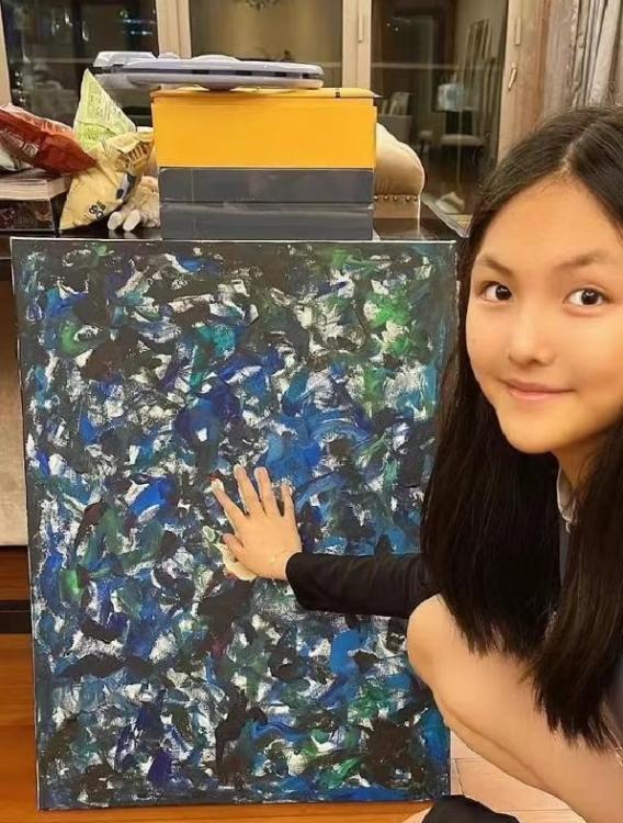 王诗龄和黄多多冲上热搜,两人的画作被比较,网友:差距太大了