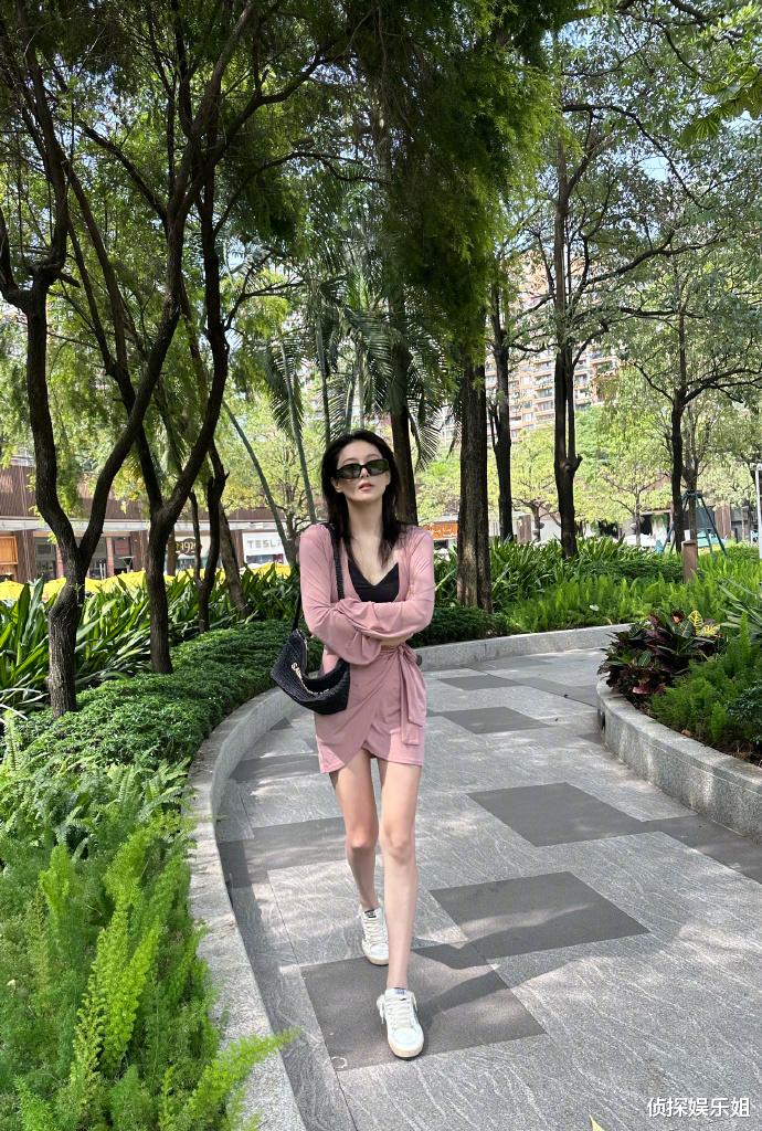 张馨予|张馨予在自家花园拍照，老公视角下穿睡袍出镜，完美演绎人比花娇