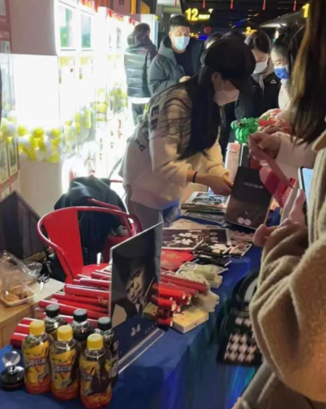 满江红|《满江红》被曝女粉丝和男观众在影院干架,从影院内打到大厅