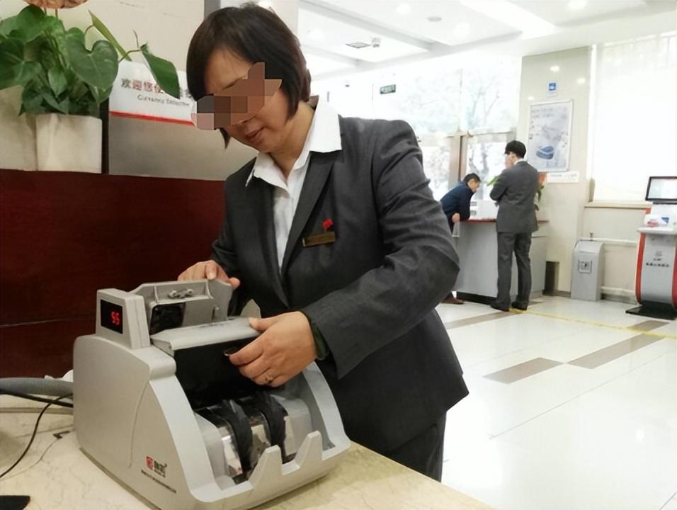 银行|美女行长!为升职与女星共侍一夫!3.9亿买飞机为喝韩国奶