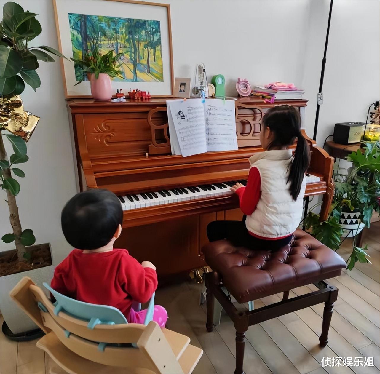 张梓琳|张梓琳晒二胎女儿骑马萌照,妹妹罕露正脸颜值超高,长得像爸爸