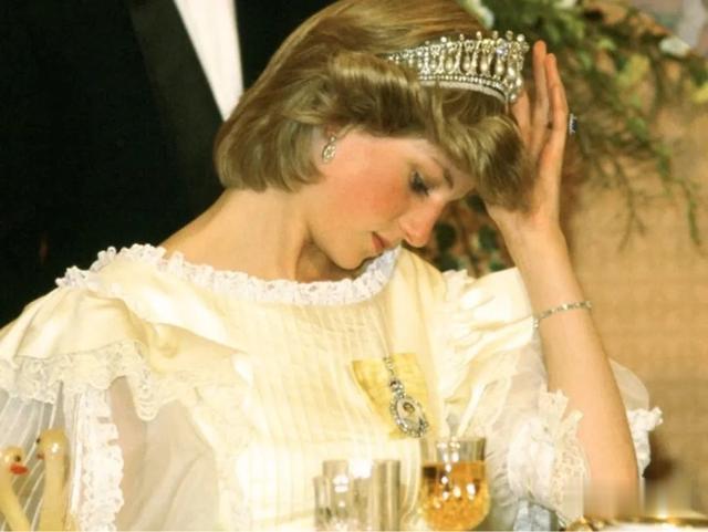 翡翠|都炫耀起鸽子蛋了,她还是嫁了个假豪门?