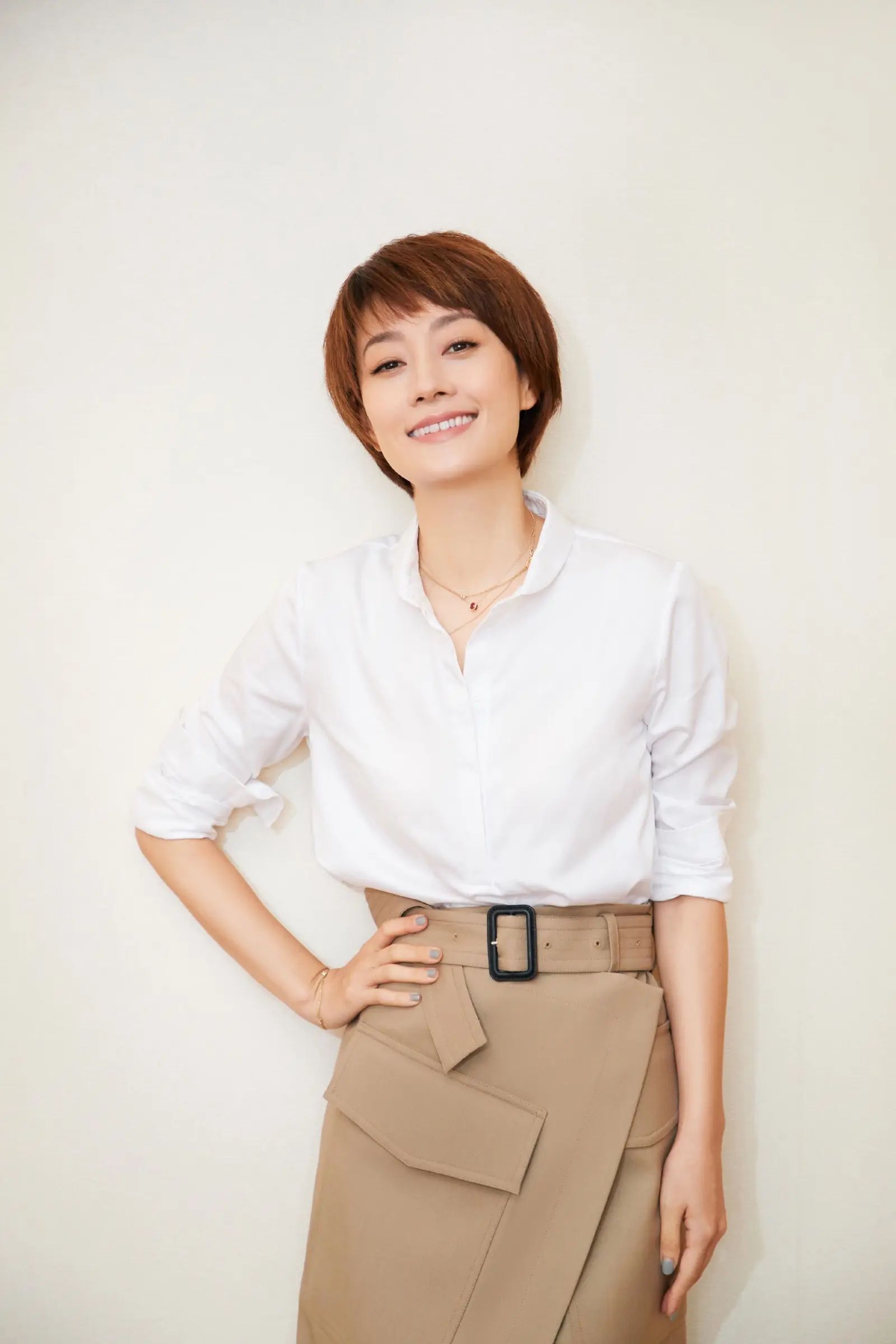 马伊琍迪奥活动受访,工作人员下跪举话筒画面曝光,网友骂耍大牌