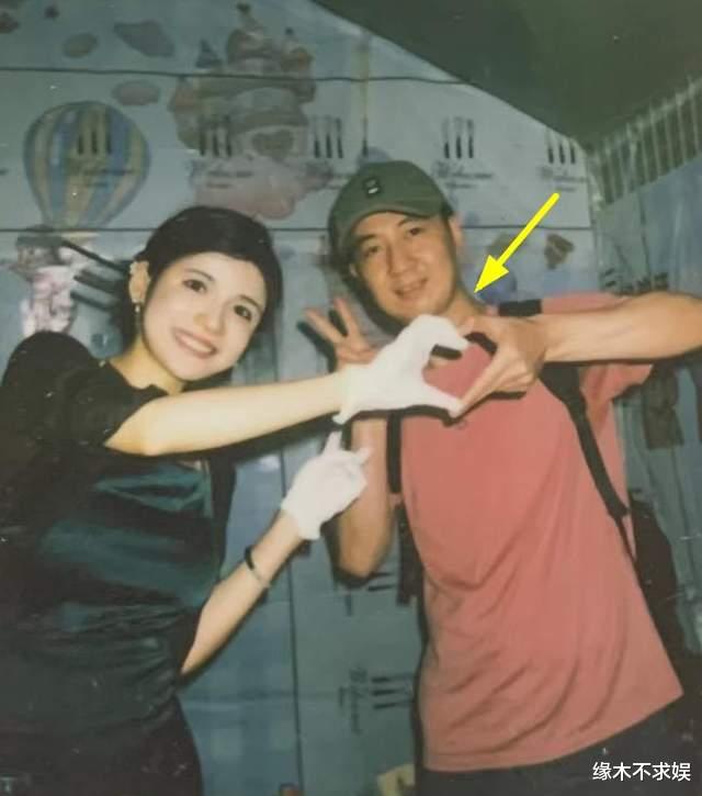 煎饼|狗头萝莉塌房再添“实锤”！对粉丝又搂又亲，外网重操旧业赚翻了