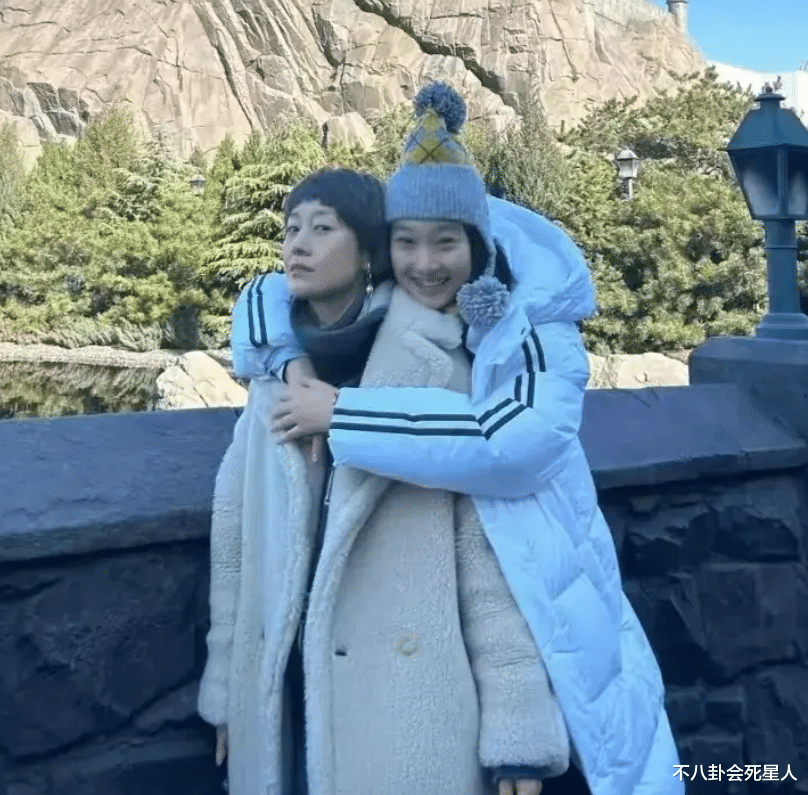 文章女儿素颜出镜，身材高挑但方脸塌鼻不如妈，意外曝光千万豪宅