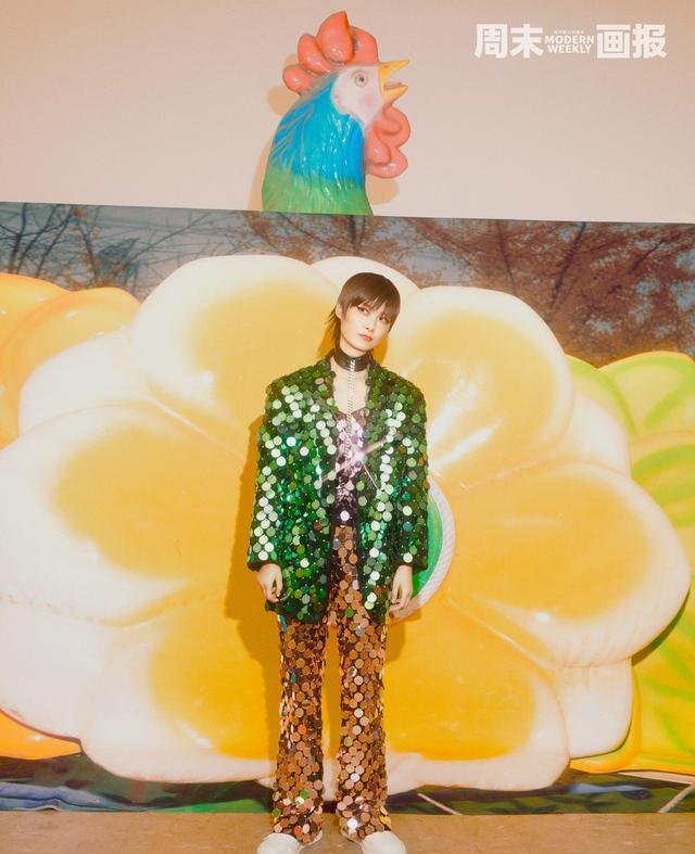 李宇春|李宇春八登《周末画报》封面,粉色花朵裙大秀美腿,演绎舞台皇后