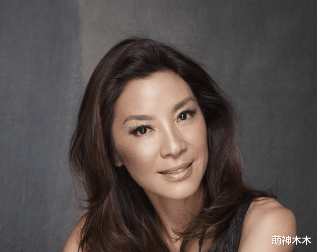 吴君如|杨紫琼宴请港娱圈大佬，吴君如激动触摸小金人，周润发白发显沧桑