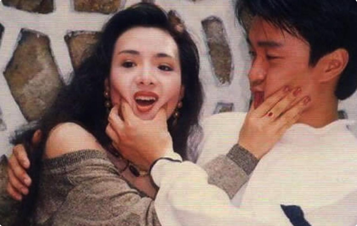 57岁香港女神现身商演,蜂腰美肩,上围丰满,越老越有韵味