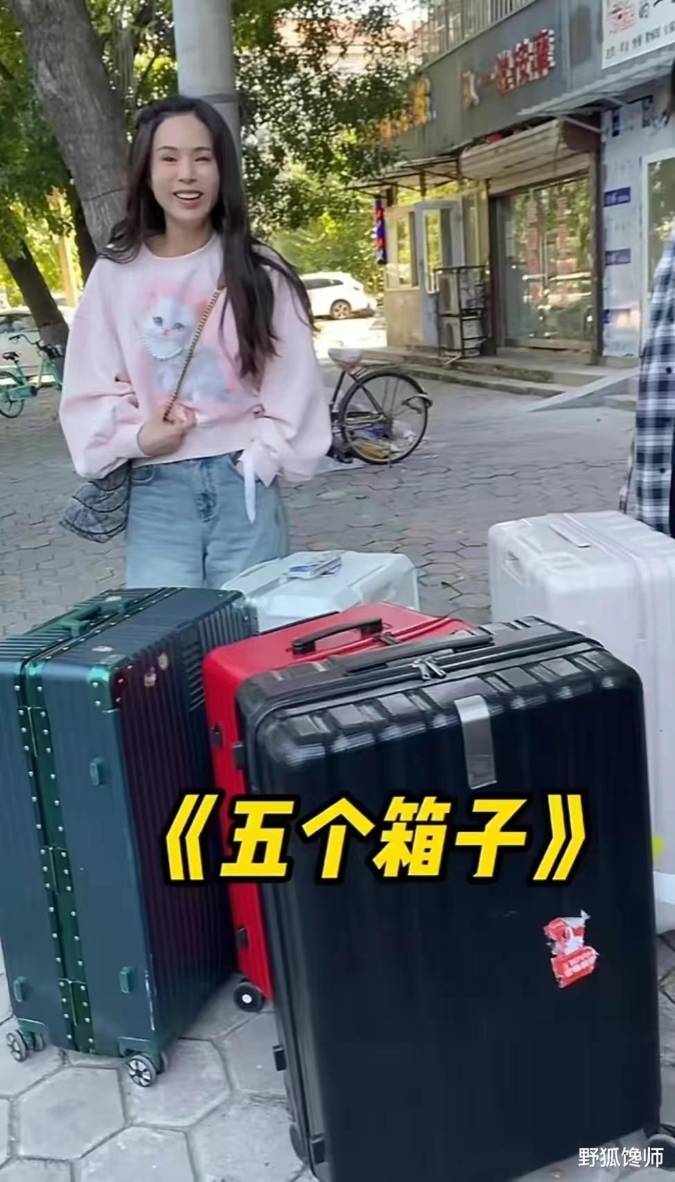 李若彤在天津大姨盘头造型，网友说好像雯丽丫头，既搞笑又可爱。