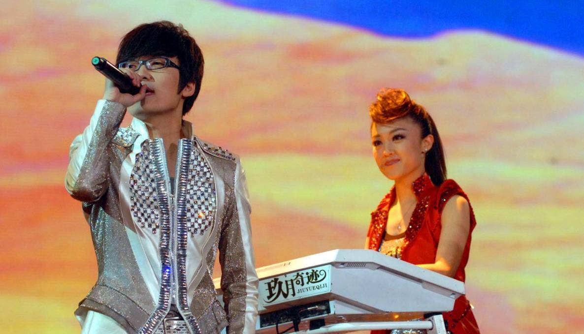 美女车模|39岁王小玮街头卖力表演,央视杨帆帮忙指挥,因身材被曝已复婚