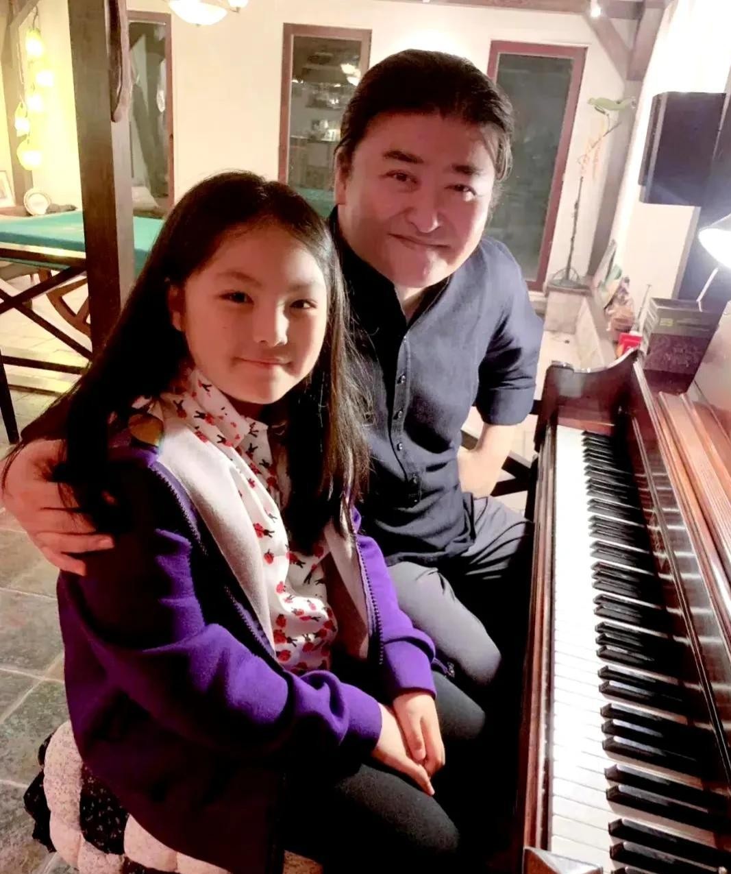 |李湘14岁女儿晒英国生活!出门坐劳斯莱斯,住千万奢华别墅显潇洒