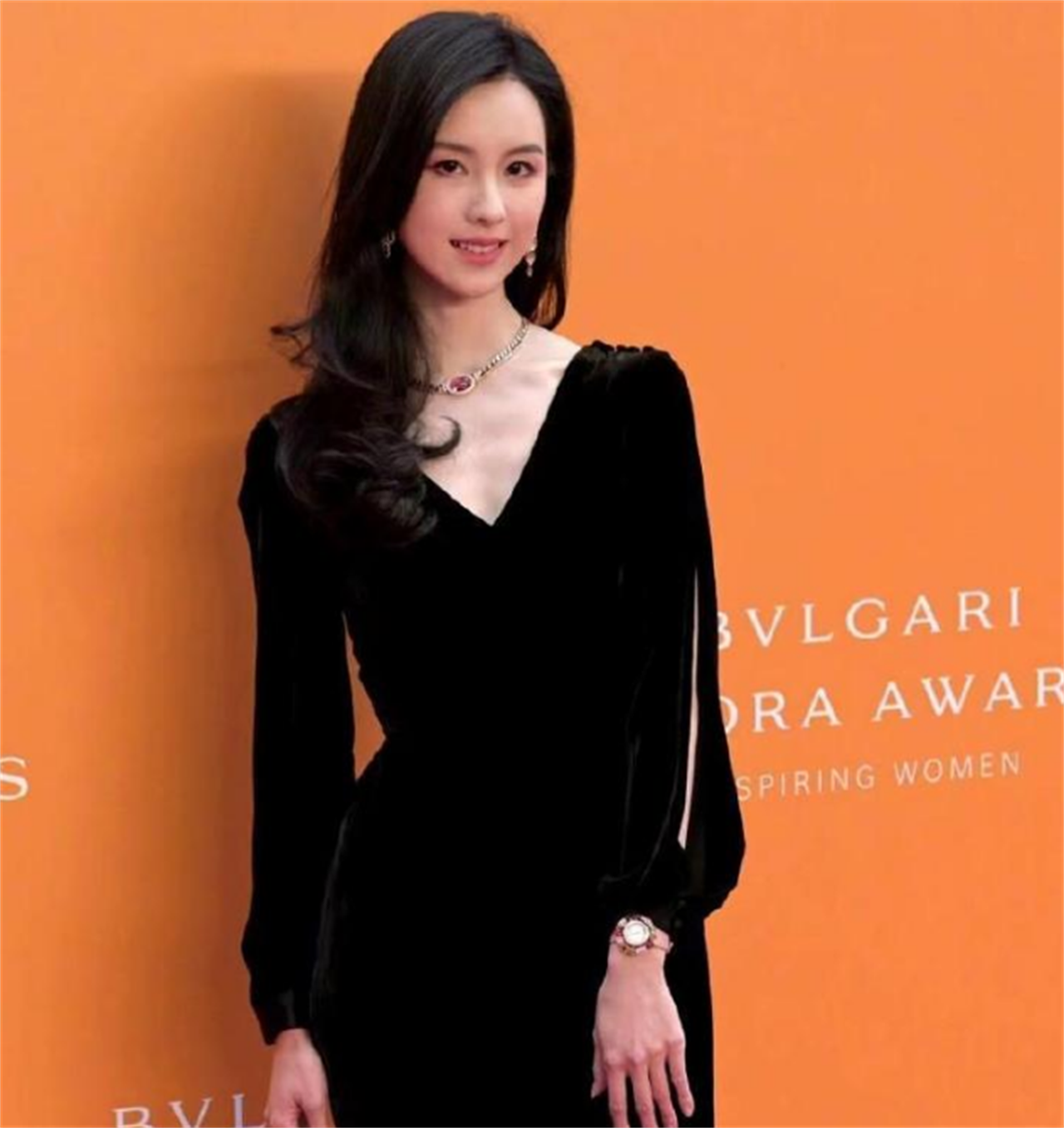 陈都灵|情商低还是有骨气?陈都灵拒外国资本男搂腰后,合照被安排站角落