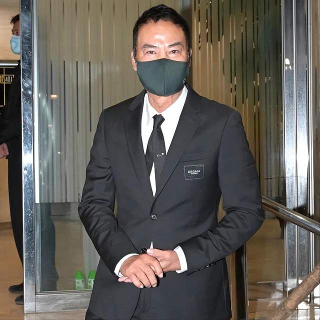 刘德华父亲出殡，手捧遗照双眼红肿，11岁刘向蕙和妈妈一起跨火盆