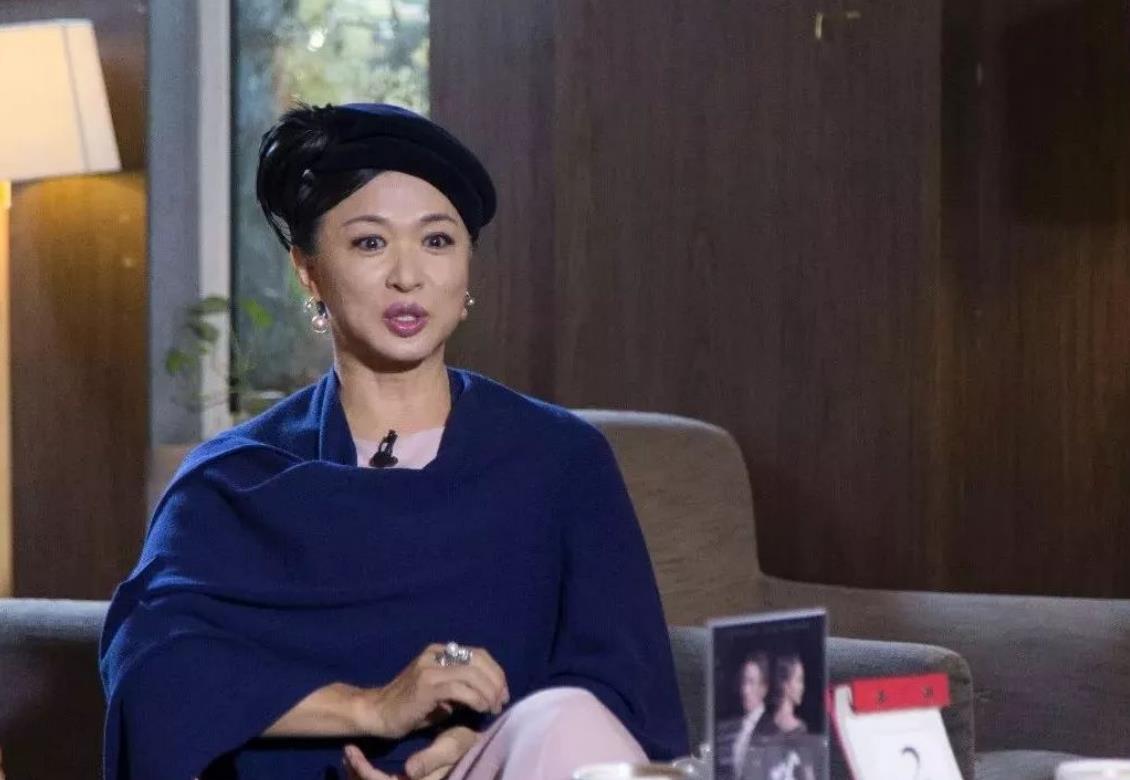 金星|金星曾嘲讽：某过气女歌手，穿500万礼服耍大牌，没红毯绝不下车