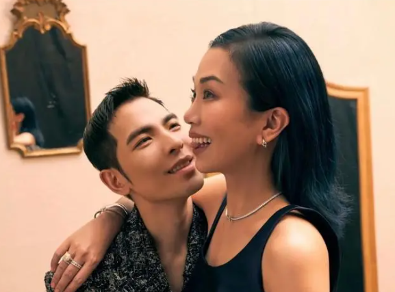 萧敬腾夫妇七夕合体拍大片,眼神依恋似恋母,女方小腹微凸疑有孕