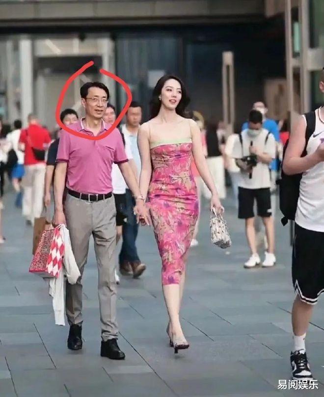 章子怡|牵手门又出大反转?胡总已离婚2年,3个细节预判结局