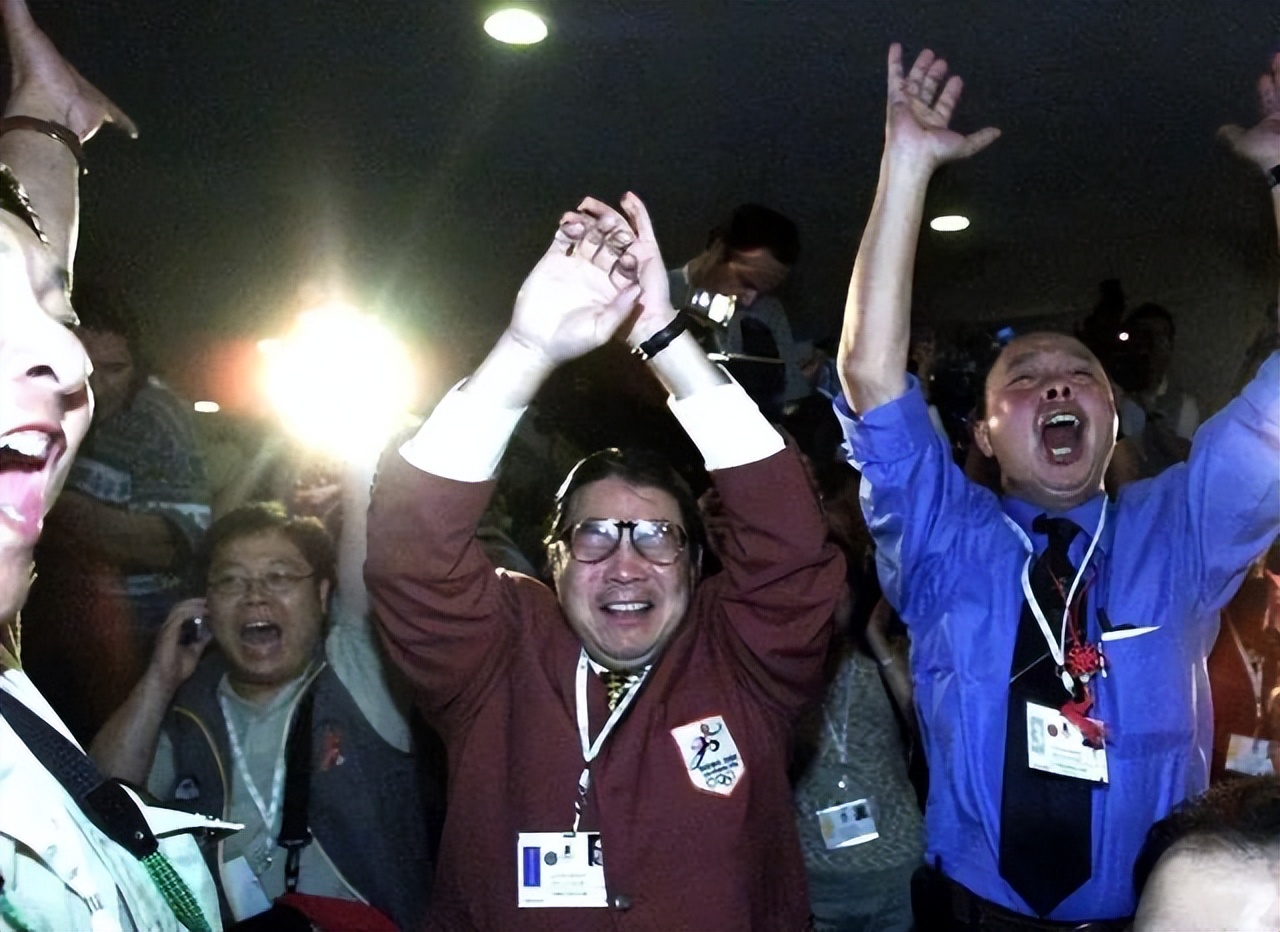 77岁霍震霆获“大紫荆”勋章,3个儿子与儿媳妇郭晶晶到场祝贺