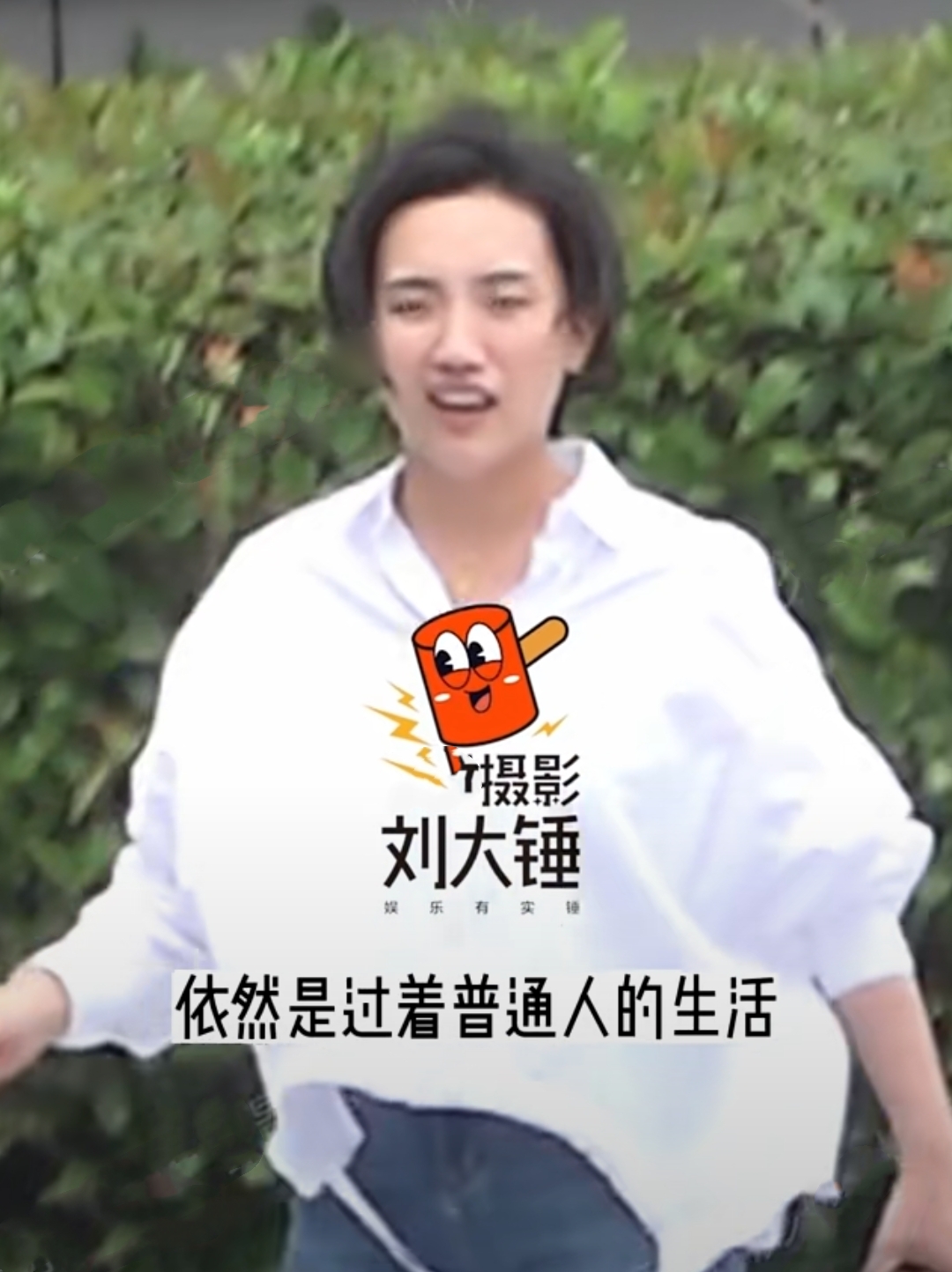 胡歌90后妻子罕见素颜现身,剪短发穿着朴素,产后半年身材恢复如初