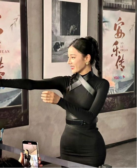 迪丽热巴活动生图曝光,臀部夸张,引起网友瞩目