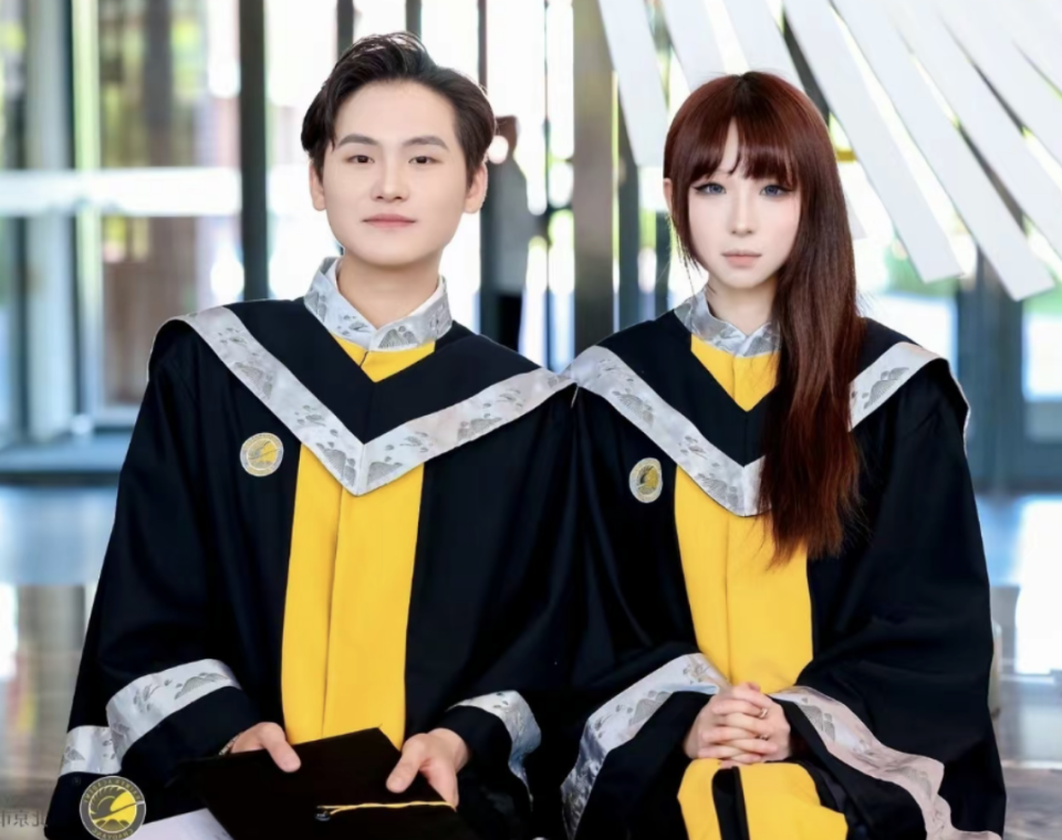 |汪正正女儿考入美国音乐学院,晒全家福庆祝,女儿科技脸引热议