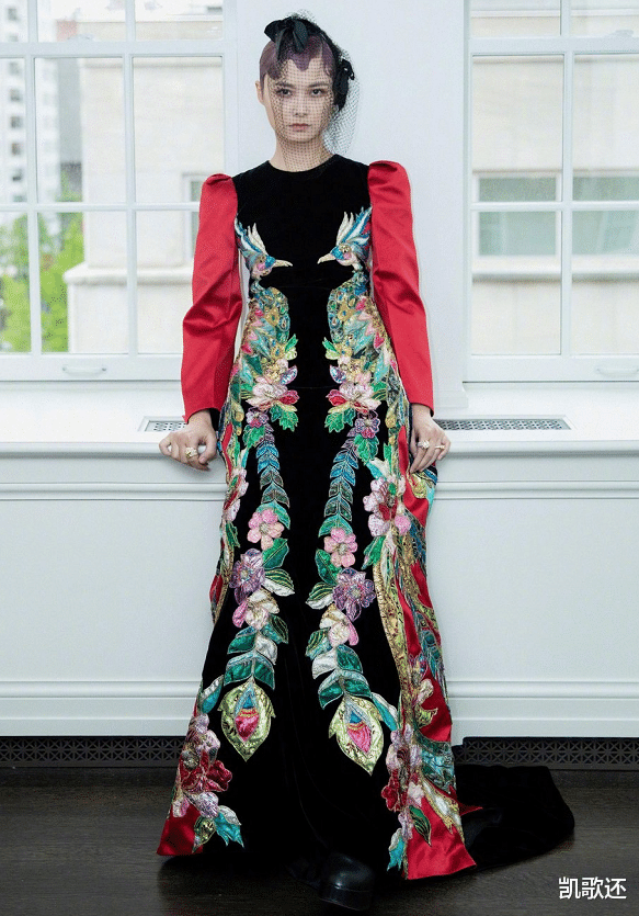 李宇春一到国外就变样!孔雀裙配“铜钱头”惊艳红毯,美得像换脸