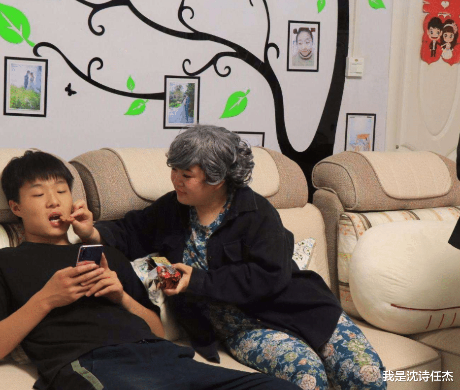 啃老族|首批七零后啃老族醒悟,没房没车,父母故去,“无老可啃”的痛楚