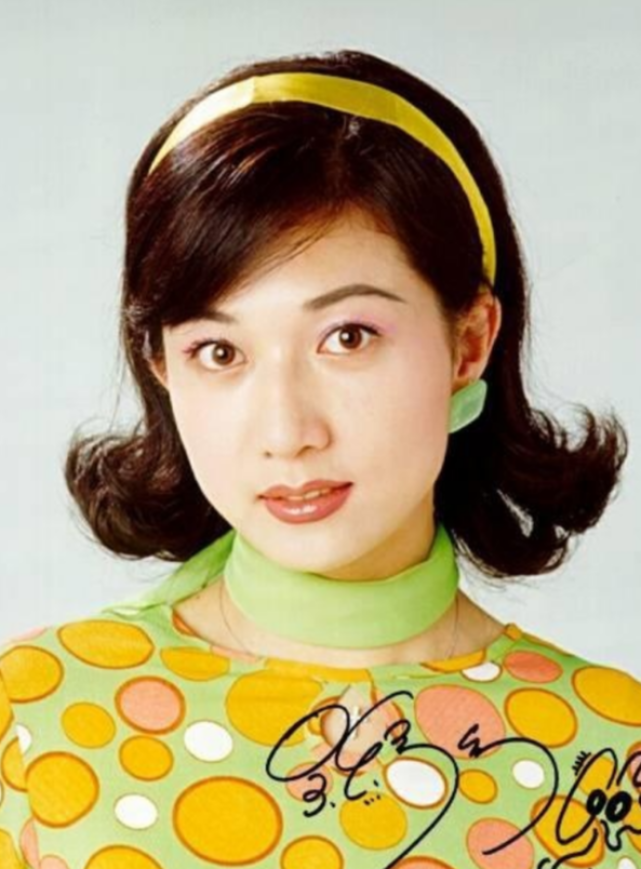 吴绮莉|吴绮莉直播带货,被厂商不断抢话面露尴尬,生活窘迫与成龙反差大