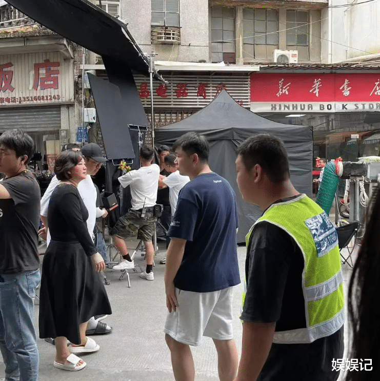 贾玲 贾玲为拍新戏努力减肥，暴瘦几十斤身形小一半，隐约还能看出腰线