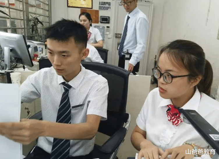 |又一高薪“铁饭碗”招聘,年收入可超25万,这些学生或被优先录取