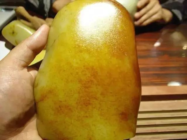 玉器没磕没碰，自己怎么就裂了呢？