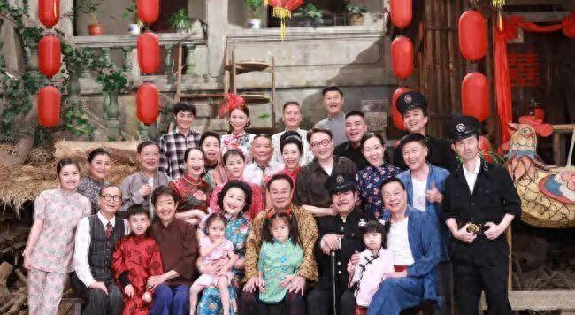 63岁的“八姑”黄伟香,戏里是阿香的养母,戏外家庭状况不为人知