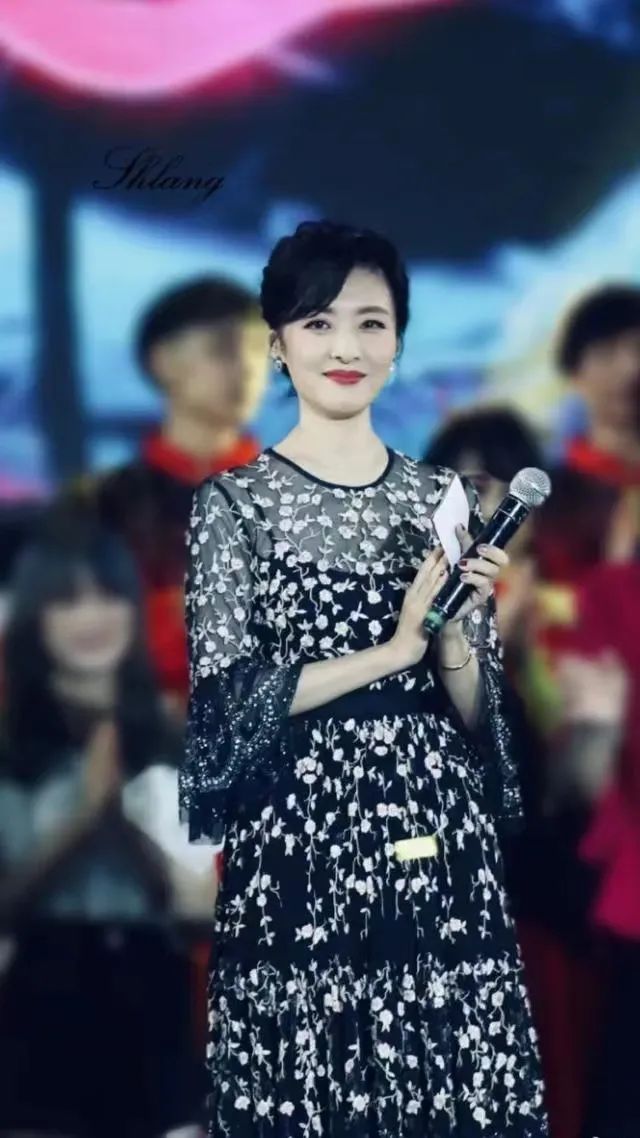 知名主持人周涛下班回家,看见正在厨房做饭的老公心生厌倦,向丈夫提出离婚