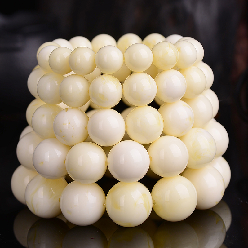 琥珀蜜蜡|挑选琥珀蜜蜡，到底是白花蜡好，还是鸡油黄好？