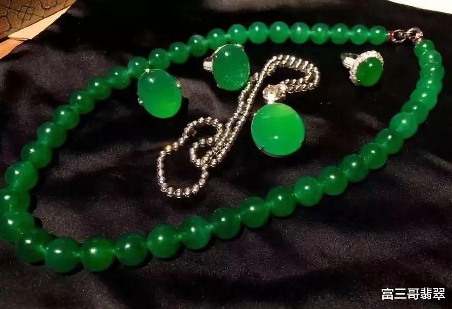 文玩|20年前,他用翡翠换竹根雕,如今翡翠卖了上百万,而竹根雕……