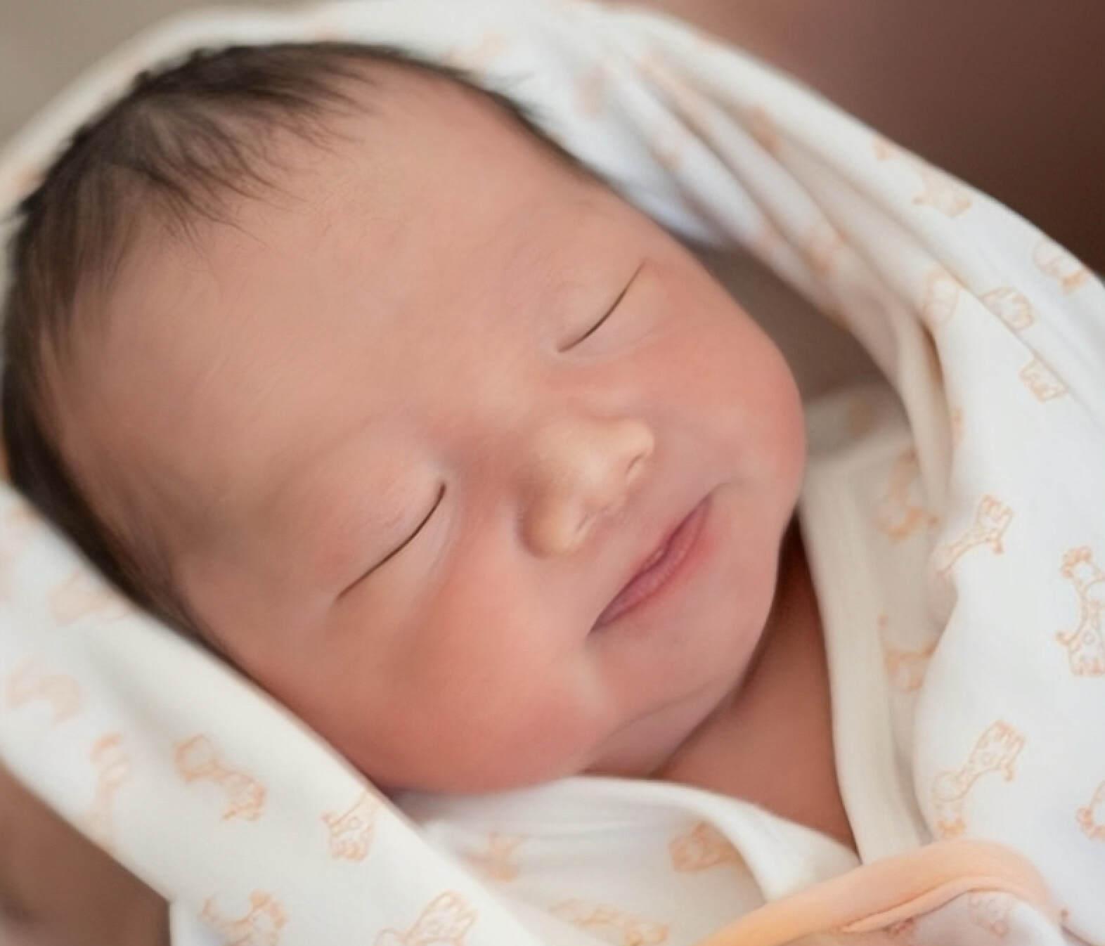 知名女星产下6磅男婴！父母优良基因继承，宝宝颜值高