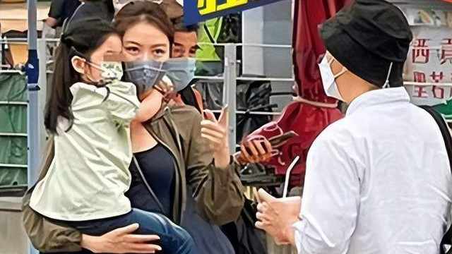 张卫健|张卫健否认婚外恋，带亡友钱国伟的妻女坐游船，已提前报备过老婆