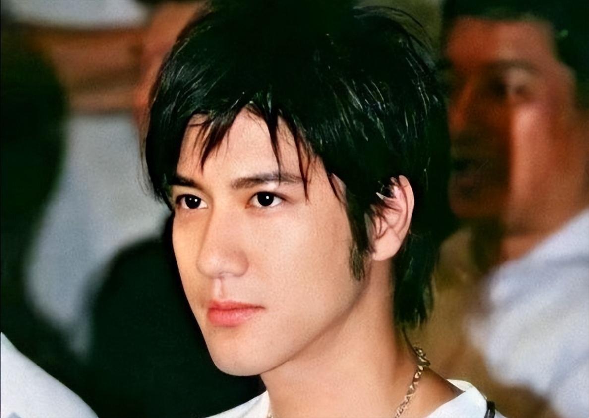 王力宏跪求说“我们重新开始吧”,被扒的王力宏还能否东山再起?